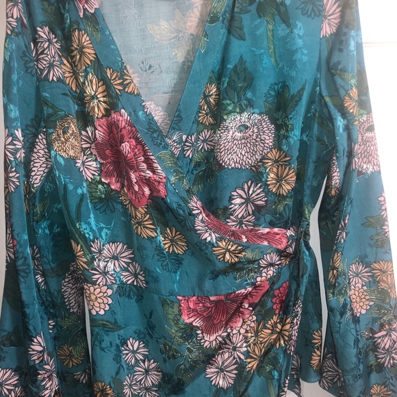 Floral wrap blouse - Picture 7 of 7